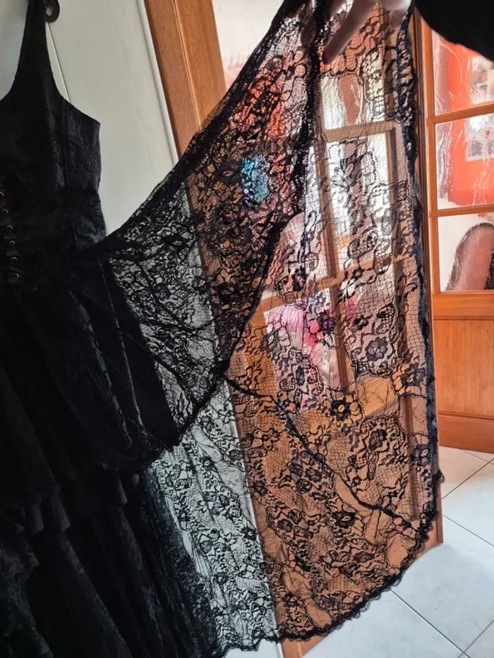 Robe noire à dentelle gothique - photo numéro 3