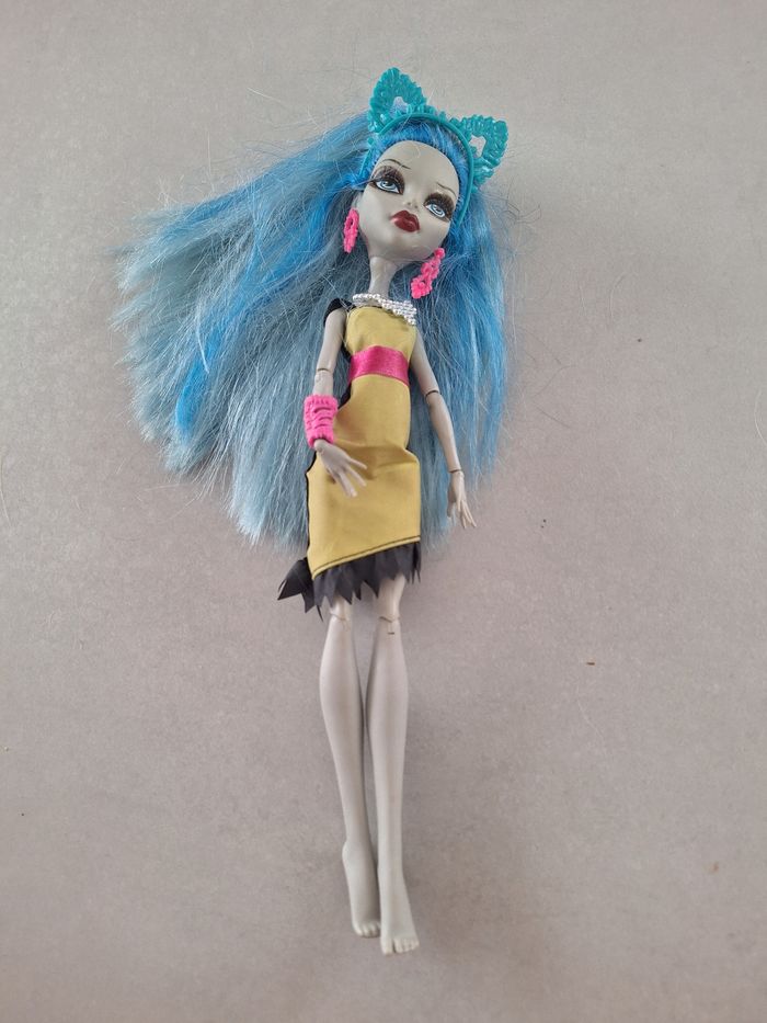Lot 10 poupées monster high et supports - photo numéro 7