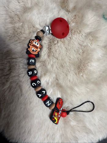 Attache tétine cars