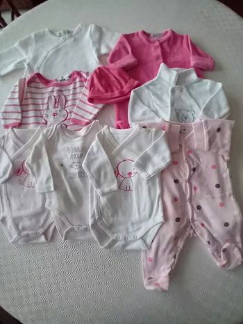 Lot de boddies, grenouillères, gigoteuse - Taille Naissance/1 mois