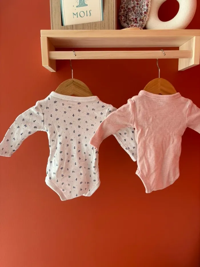 Lot 2 bodys Kiabi taille 1 mois - photo numéro 4