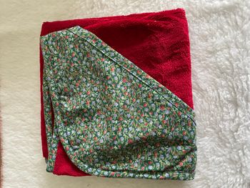 sortie de bain grenat fleurie fond vert