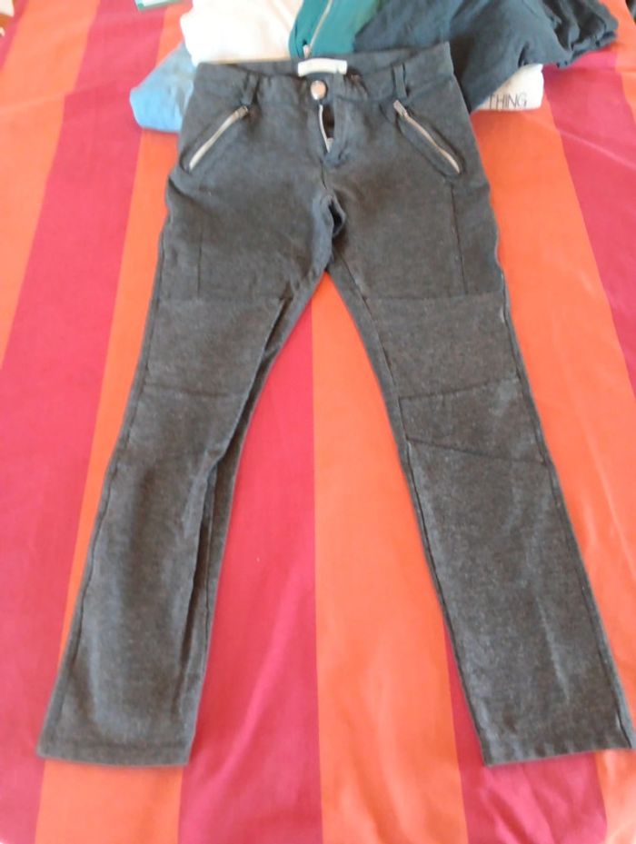 Lot de pantalons et pulls - photo numéro 2