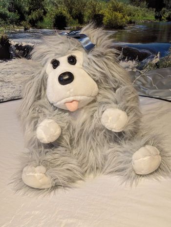 Gros Chien Chiot Longs Poils Gris Ruban Flot Tire Langue Animal Faune Peluche Petits Enfants Bébés