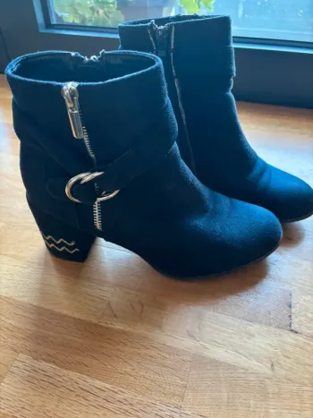 Jolie paire de bottines femme 39
