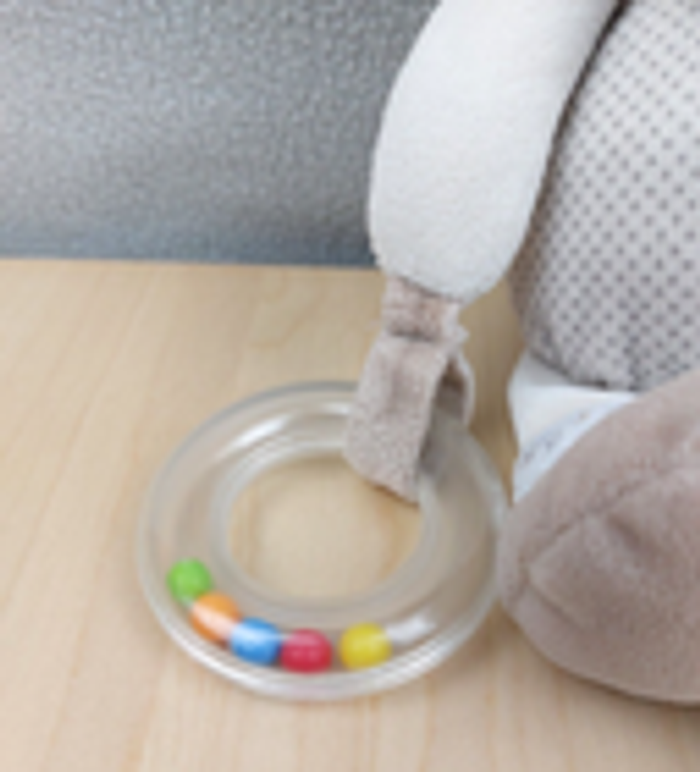 Doudou peluche mouton beige MOTS D'ENFANTS bandana activités feuille anneau - photo numéro 4