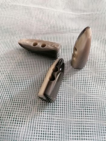 Allô de trois boutons en résine avec deux trous en forme de cornes 45 mm