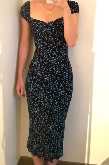 Robe noire à fleurs bleues