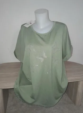 Pull manches courtes papillons en strass taille oversize