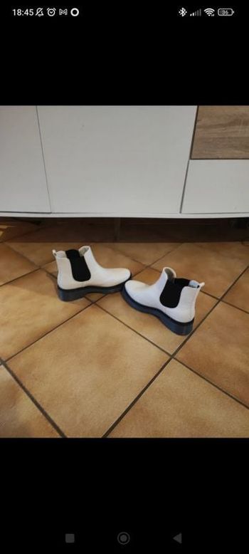Bottes noires et blanche