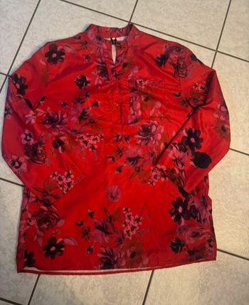 Blouse rouge à fleurs