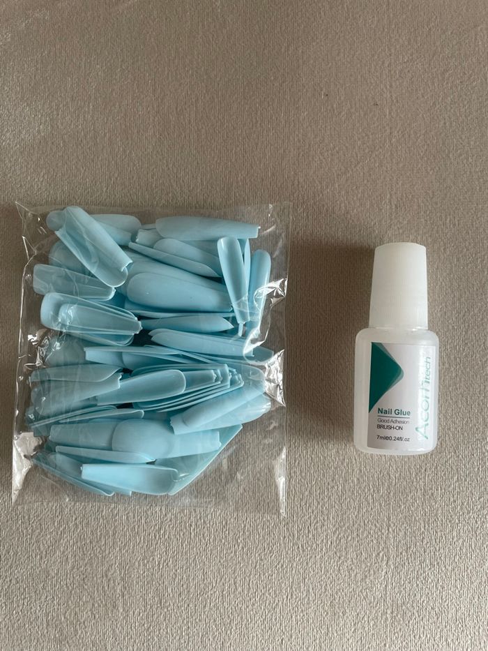 100x faux ongles + colle