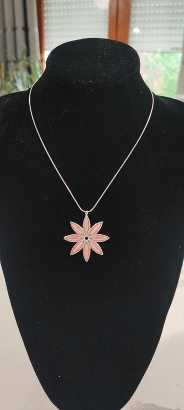 Collier avec fleur rose