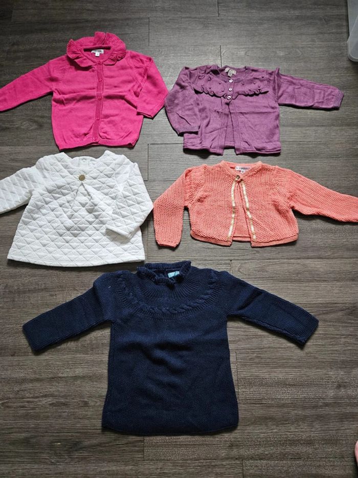 Lot de 5 gilets et pulls fille taille 6 mois