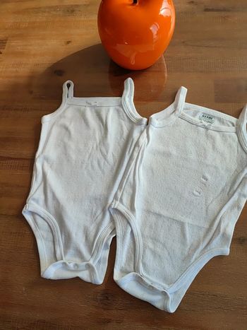 Lot de 2 bodies neufs bretelles 9 mois