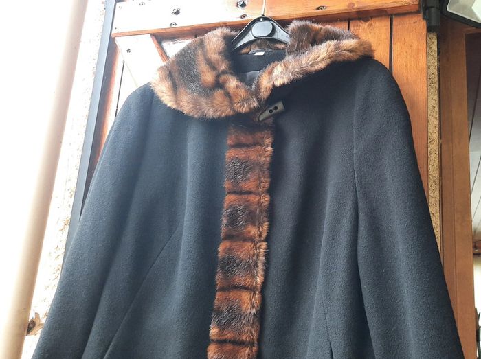 Manteau noir avec de la fausse fourrure, taille 42 - photo numéro 2
