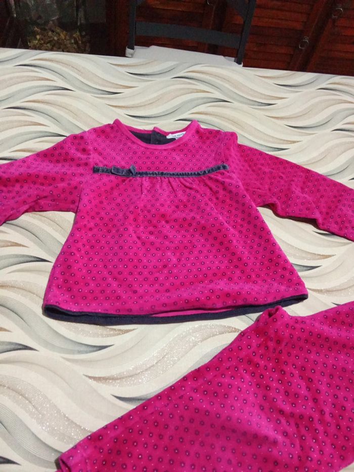 Pyjama velours fille 2 pièces fuchsia avec petites fleurs mauves et points argentés Okaïdi 36 mois - photo numéro 2