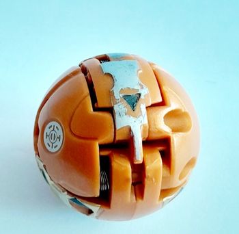 Petite Bakugan marron clair, dorée et argentée modèle 17