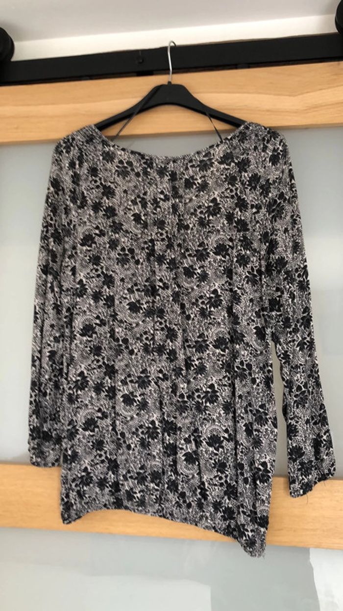 Blouse noire avec motifs fleurs - photo numéro 3