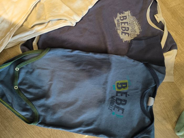 Lot bodys 3 ans - photo numéro 2