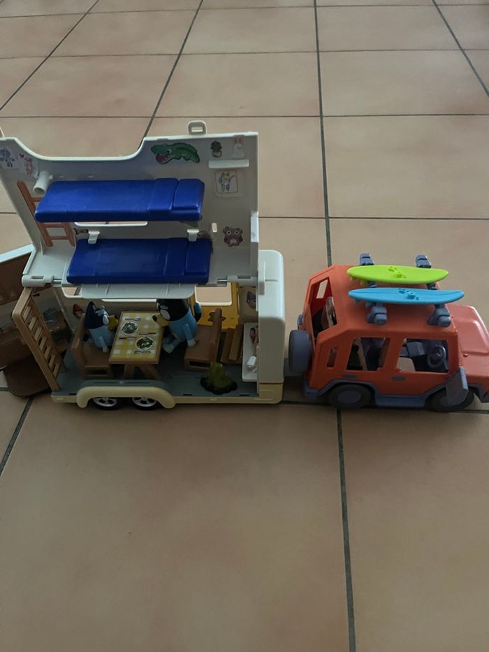 Voiture familiale avec caravane de bluey - photo numéro 4