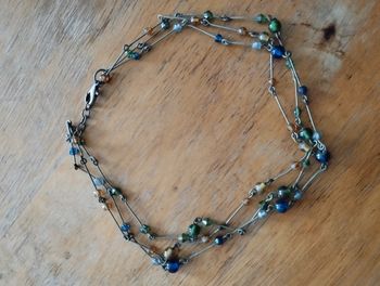 Collier argent et multicolore ras du cou