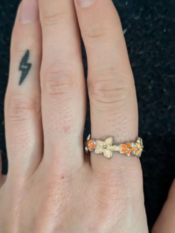Bague en acier avec des fleurs