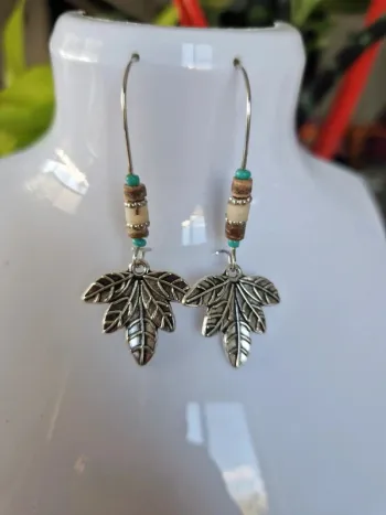 Boucles d'oreilles fantaisies argentées feuilles