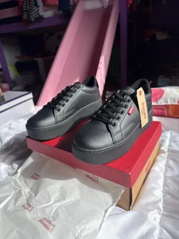 Superbes paire de baskets Levi’s neuves avec étiquette pointure 39
