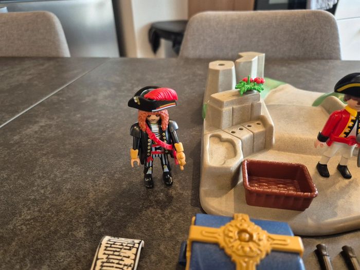 Playmobil Décor avec 3 personnages dont 1 soldat anglais et 2 pirates et accessoires armes or - photo numéro 4
