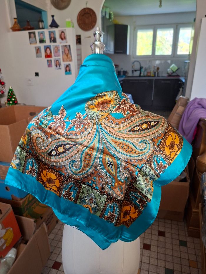 Foulard bleu turquoise motif femme neuf prix 1 euro 50 - photo numéro 4