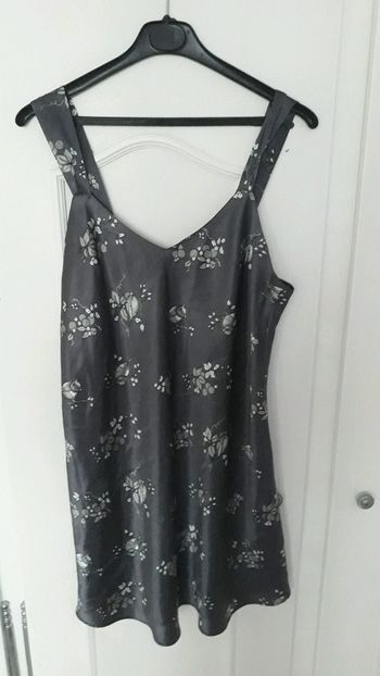 Nuisette grise avec fleurs taille L en satin