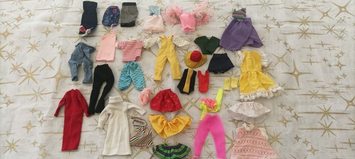Lot de Barbies et vêtements vintage - photo numéro 4