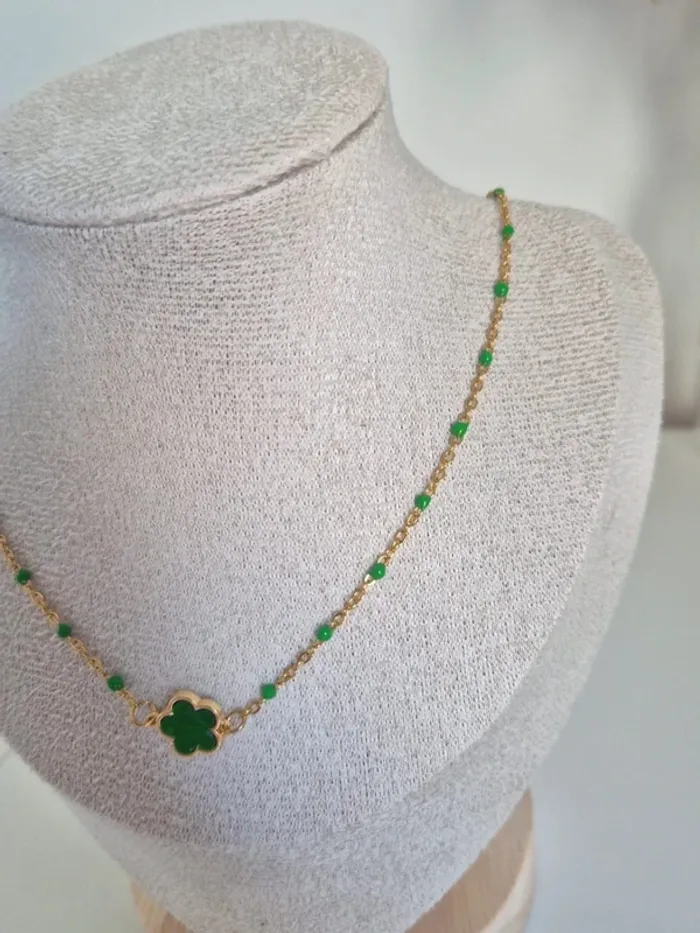 Collier ras du cou 🌸 perles en résines vertes et trèfle nacré - photo numéro 3