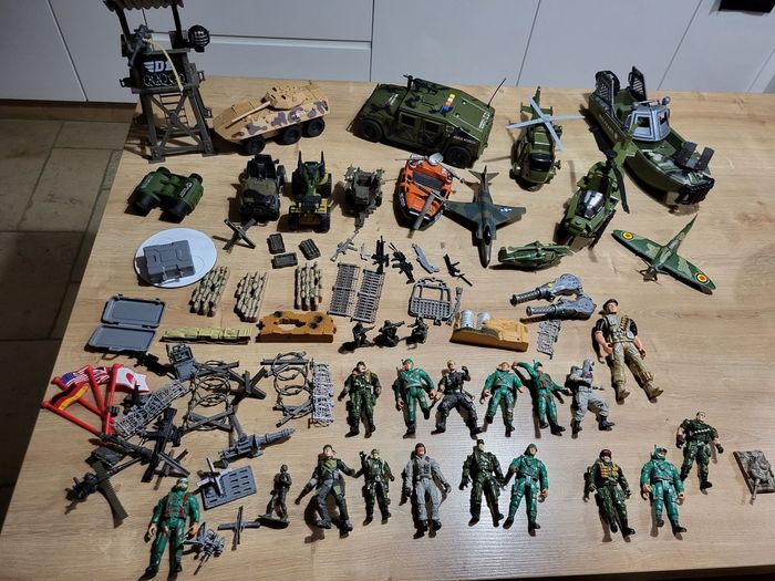 Lot figurines véhicules armes et accessoires militaires