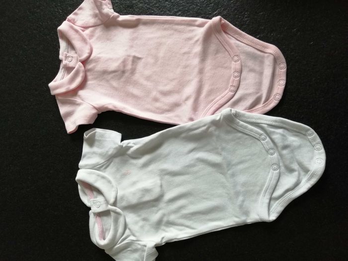 Lots 2 bodys okaidi 3 mois