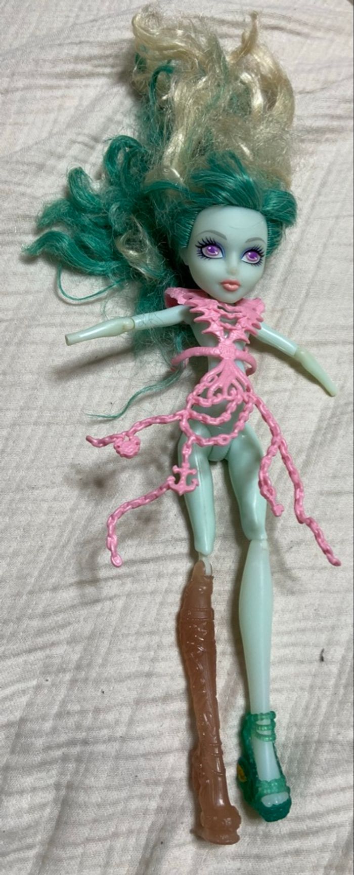 Belle Monster high avec son accessoire bon état manque les mains
