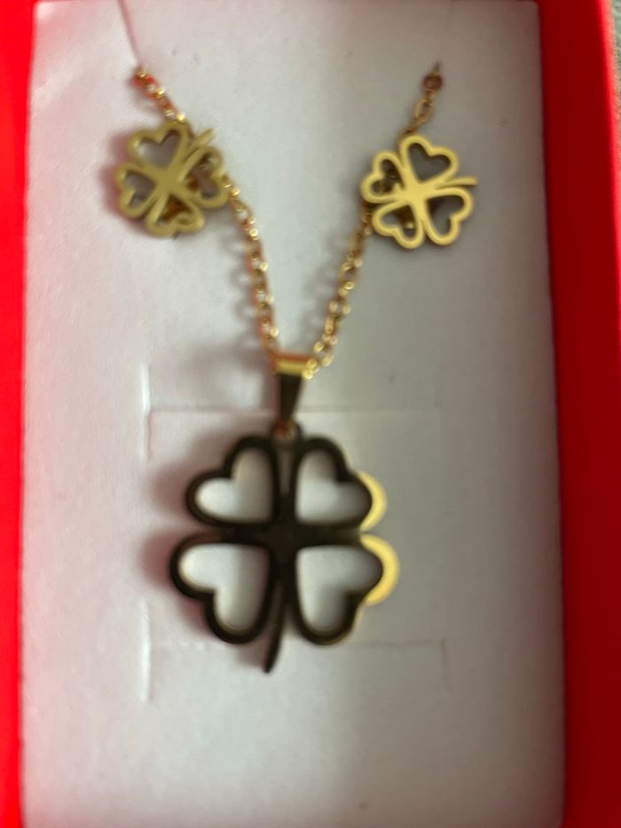 Collier+ boucle d'oreille trefle