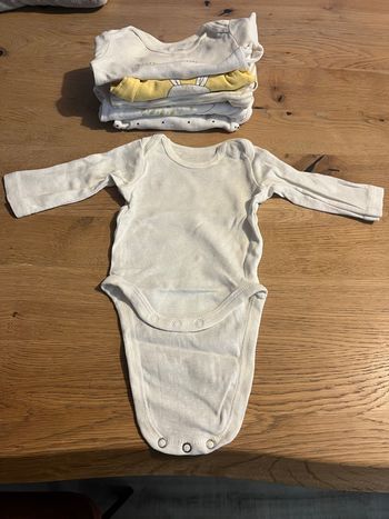 Lot pyjamas et bodys 1 mois mixte ou garçon 
