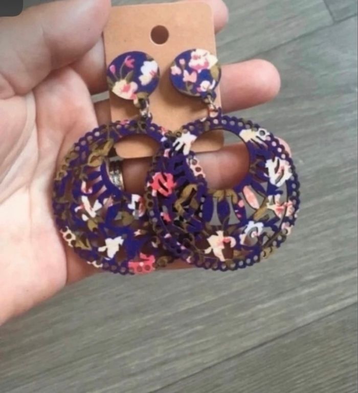 Boucles d’oreilles NEUVES avec étiquette pour femme forme ronde couleur violet foncé - photo numéro 2