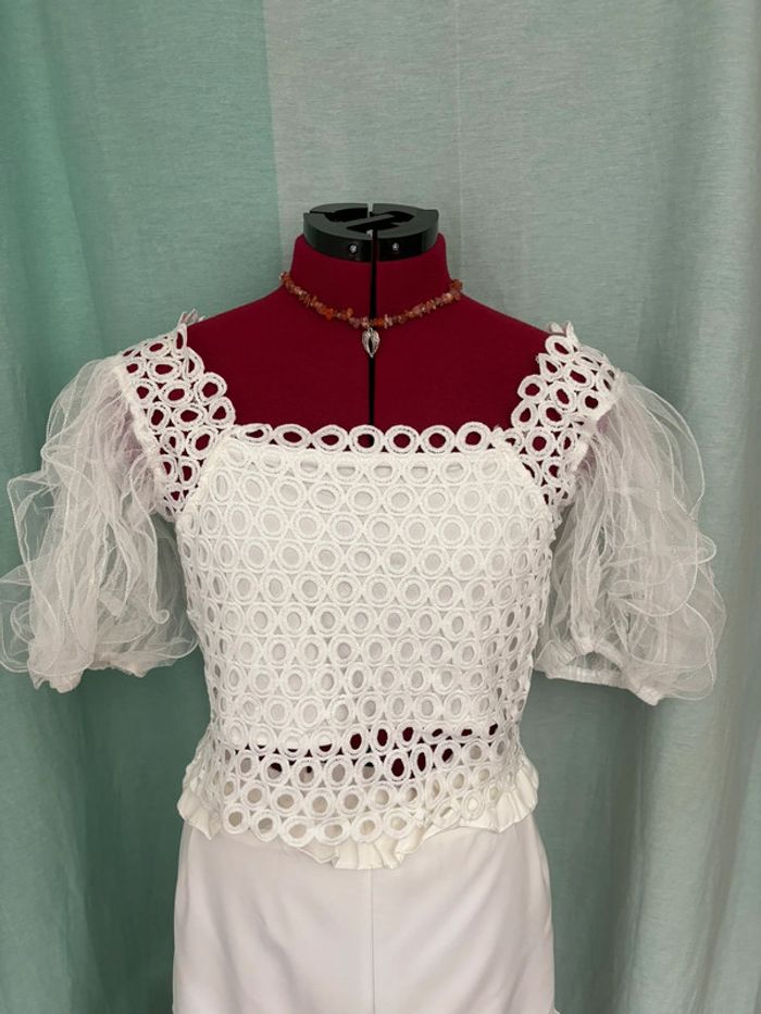 Superbe petite blouse blanche en dentelle crochetée et manches ballons en tulle