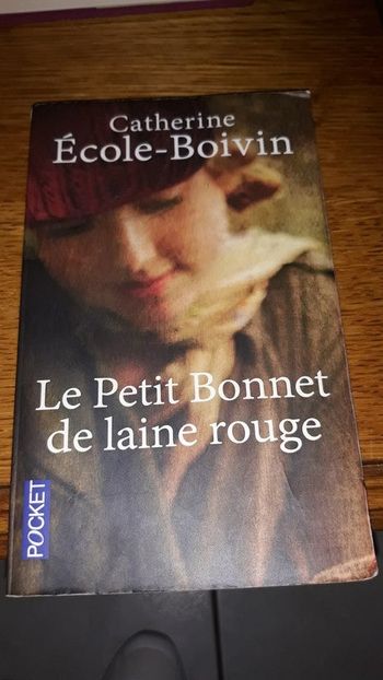 le petit bonnet de laine rouge