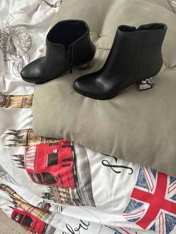 Bottines noires avec talons blancs et noirs