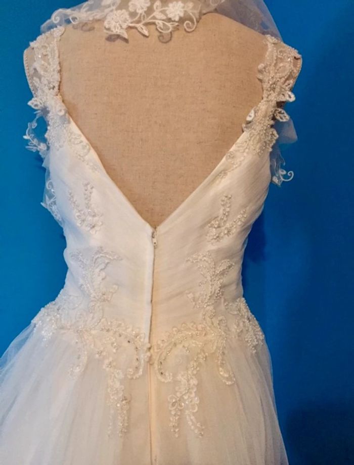 Robe de mariée t40 + voile neuf  + jarretière neuve offerts - photo numéro 3