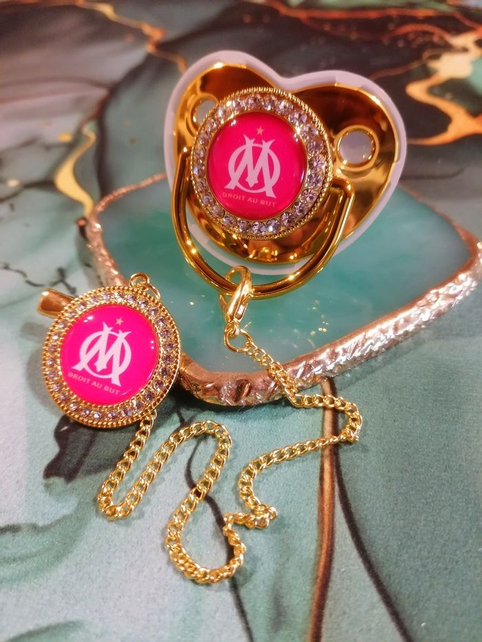 Tétine, sucette avec attache olympique de Marseille rose - photo numéro 2