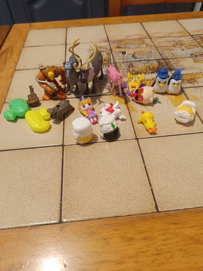 Lot de 17 Figurines et Petits Jouets à Collectionner (Kinder, Disney, Divers)
