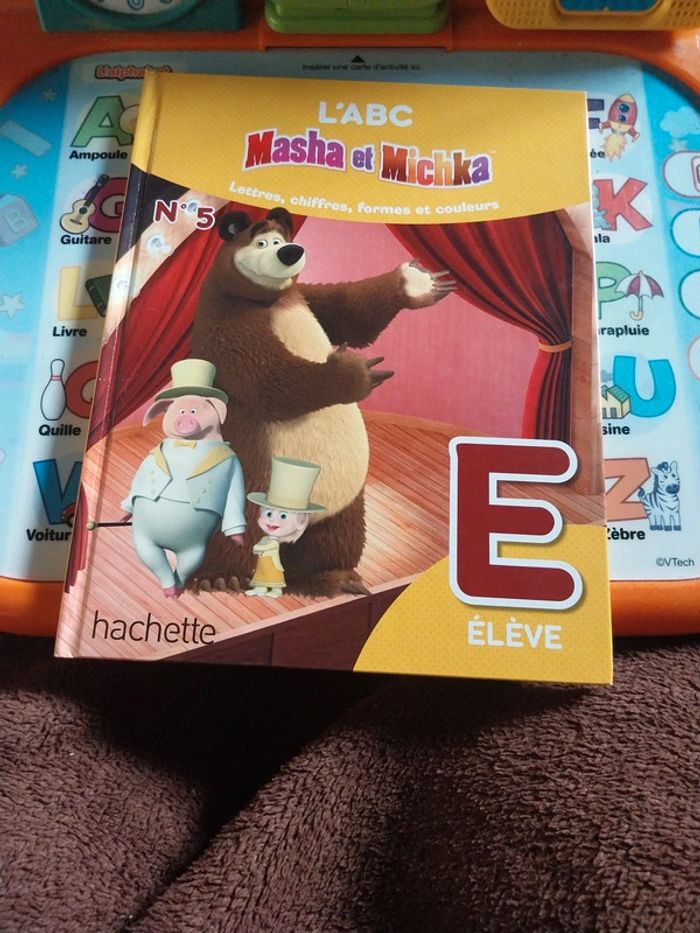 L'ABC Masha et michka lettre E