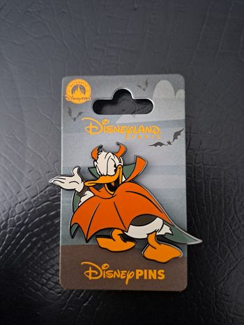 Pin's disney Donald Halloween