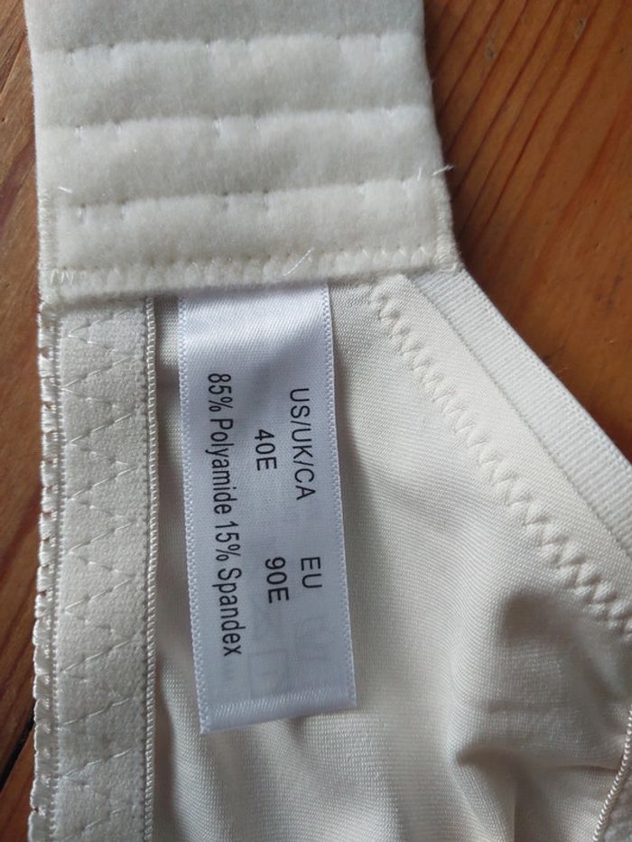 Soutien-gorge push up blanc brodé taille 90E - photo numéro 3