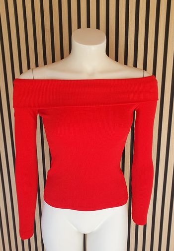 Splendide pull rouge à épaules dénudés 😍